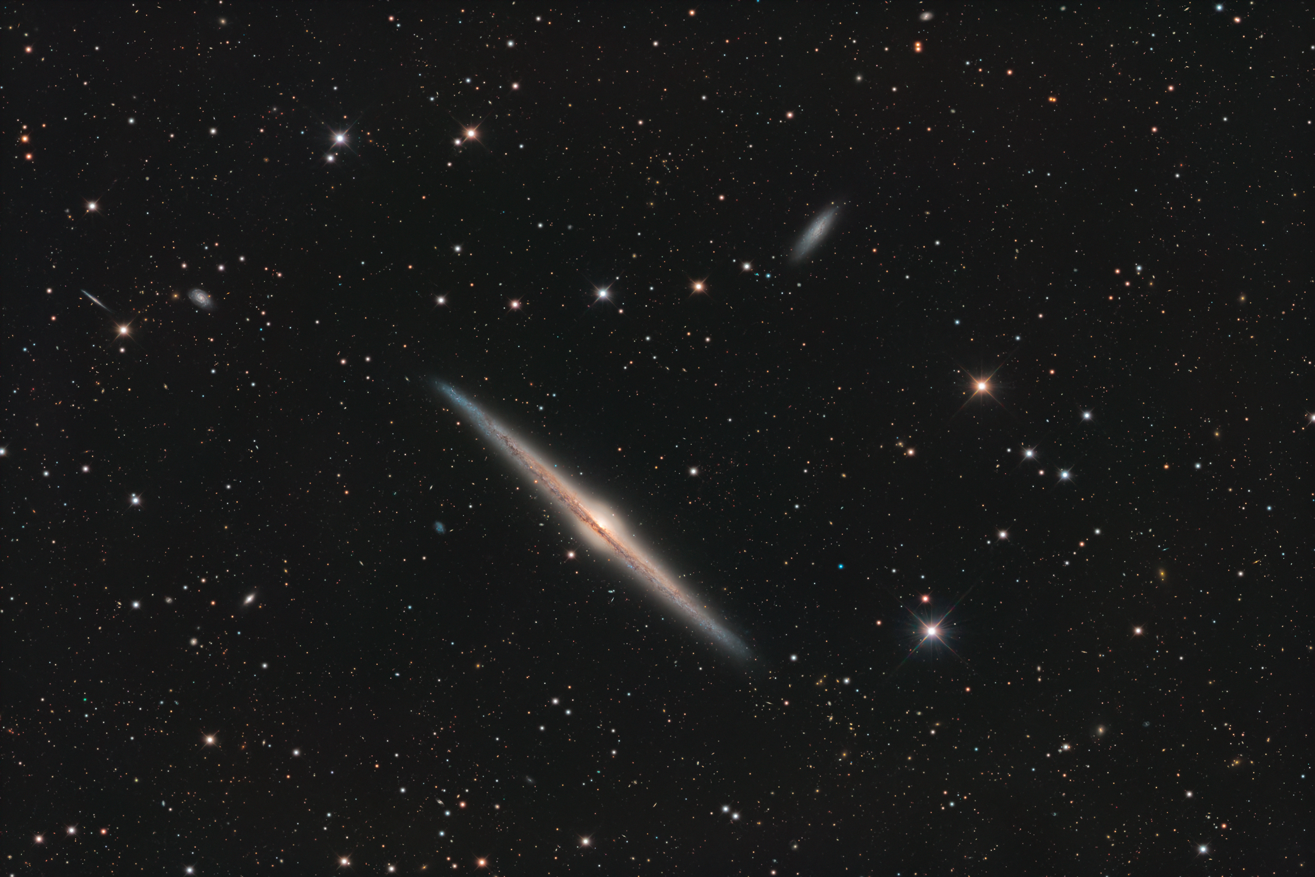 NGC 4565: کهکشان از لبه