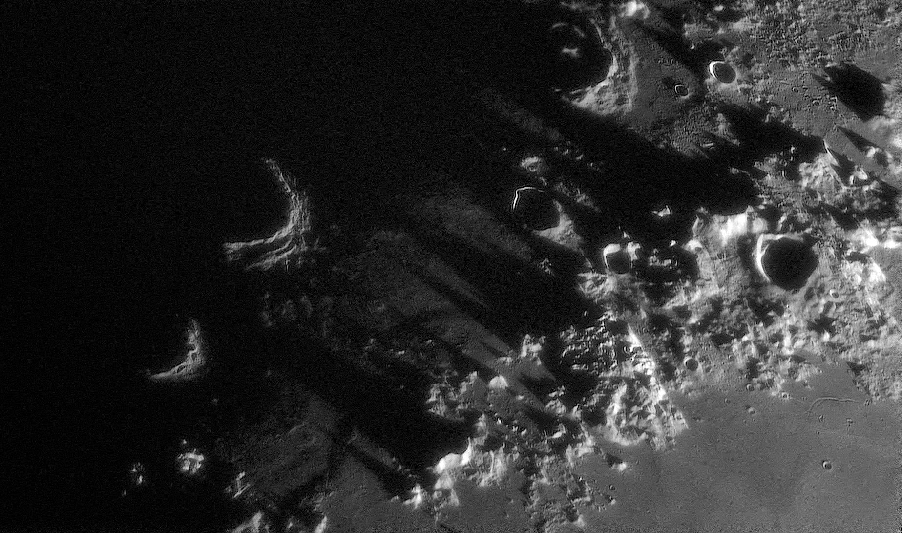 سایه های بلند کوه‌های قفقاز ماه