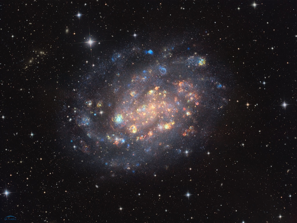 NGC 300: جواهری کیهانی از ستارگان و ابرهای گازی